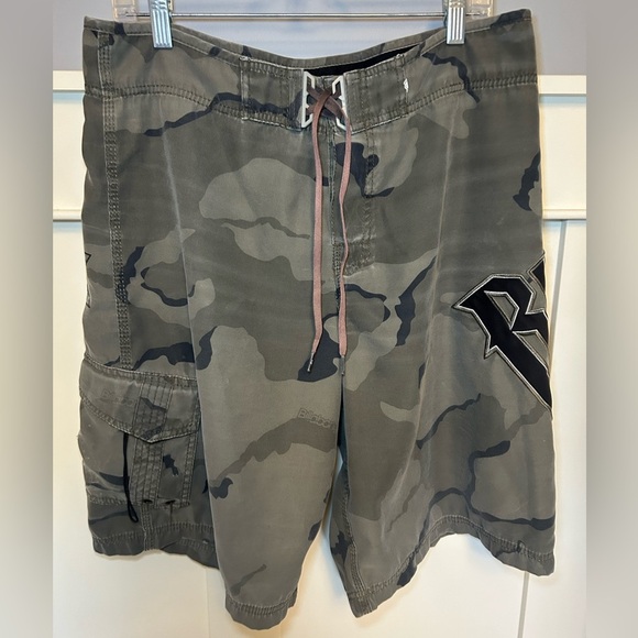 Vintage Billabong y2k camo swim shorts - Picture 9 of 9